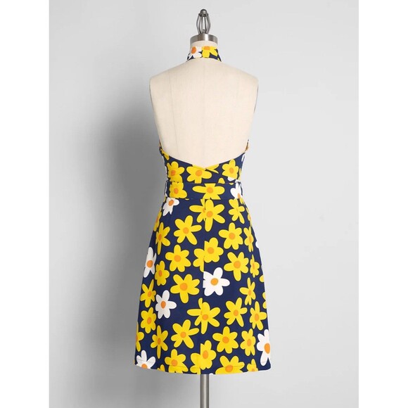 Modcloth Dress Size 0  Yellow Daisy Halter A-Line Open Back Retro Pin Up Belted - Picture 2 of 8
